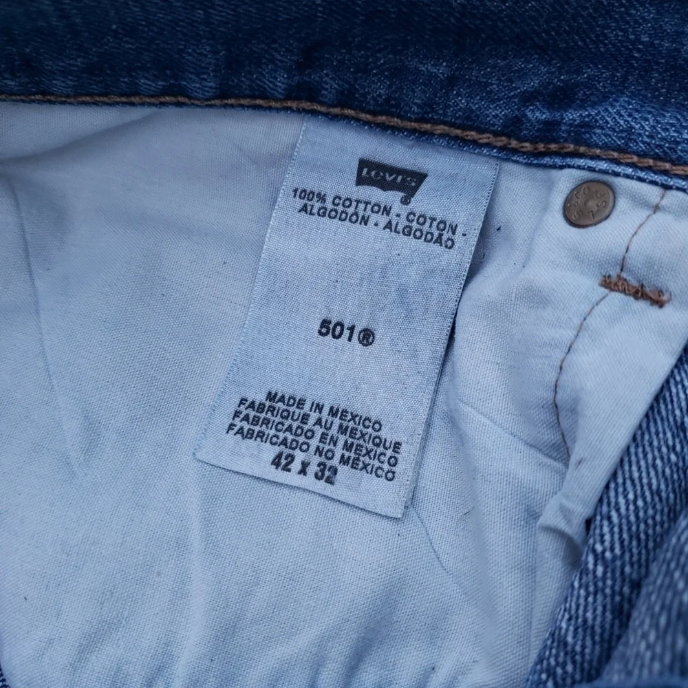 Levi's straight leg button fly 501 jeans. Size 42×32